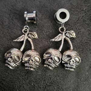 0 gauge (8mm) cherry skull stainless steel ear tunnels, screw back